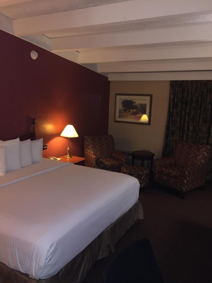 Rodeway Inn & Suites Рокфорд Экстерьер фото