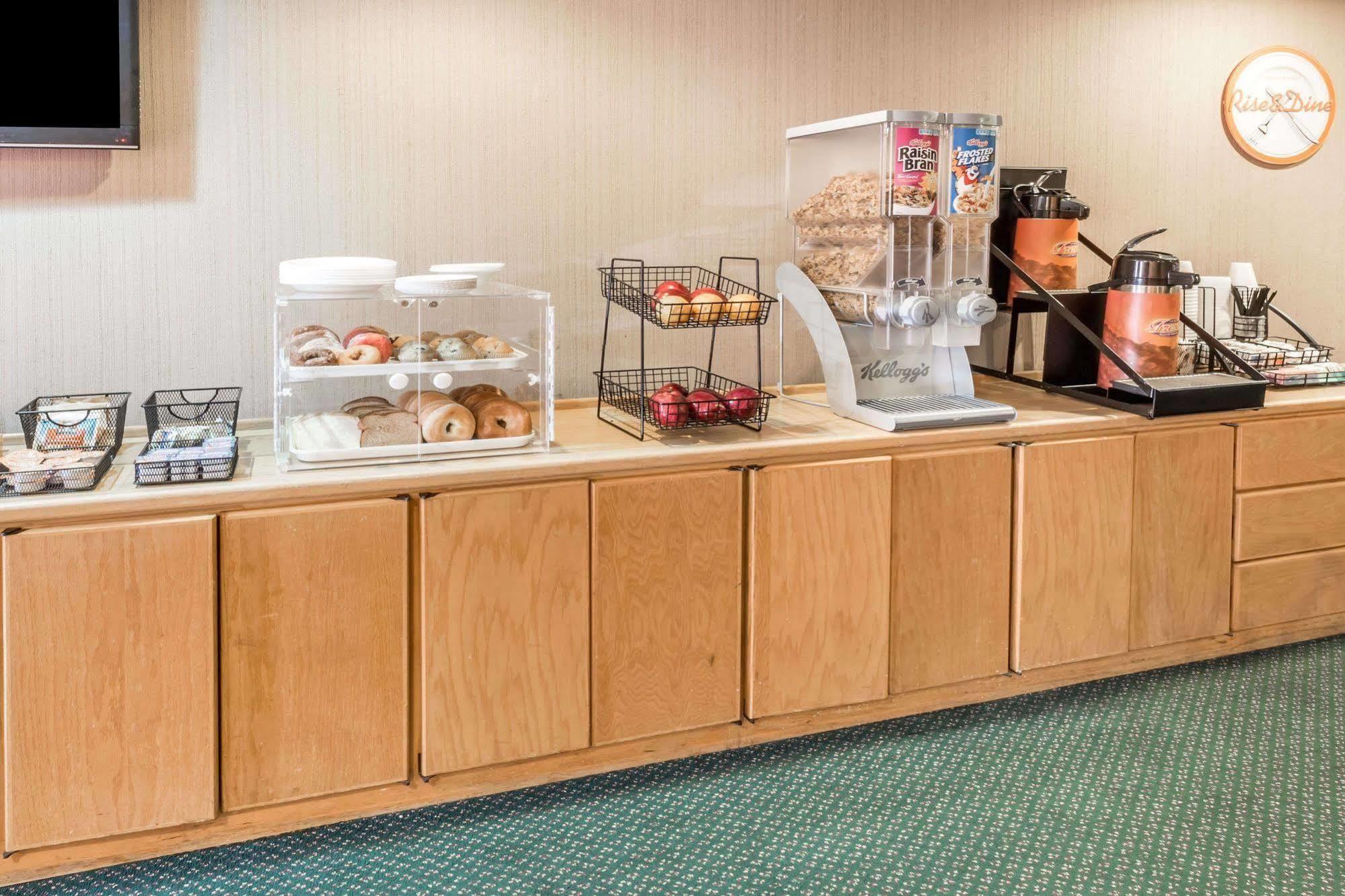 Rodeway Inn & Suites Рокфорд Экстерьер фото