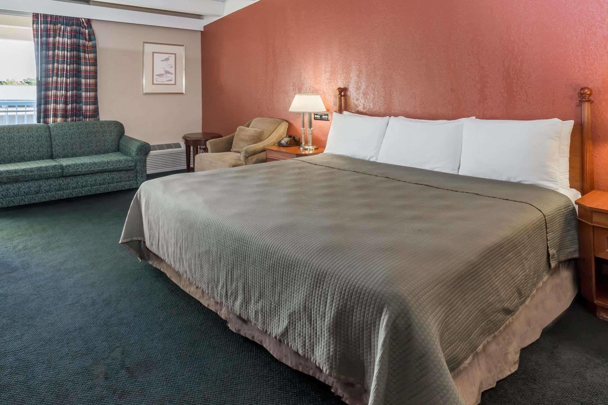 Rodeway Inn & Suites Рокфорд Экстерьер фото